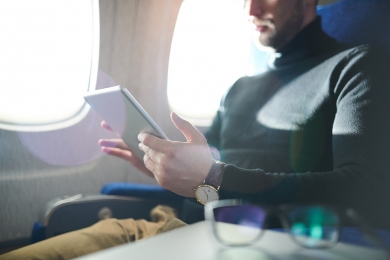 Trocar papéis por tablets deixa avião 16 kg mais leve e poupa R$ 13 milhões